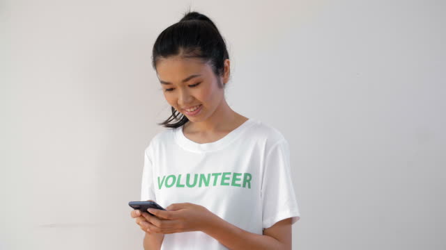 Voluntario-Asiático-con-Smartphone