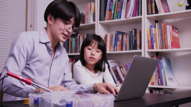 Lehrer-Ausbildung-kleine-Mädchen,-um-Conputer-System-in-der-Schule-zu-lernen.-Technologie--und-Bildungskonzept.