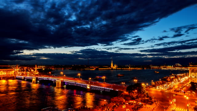 St.-Petersburg,-Eröffnung-der-Palastbrücke.-Zeitraffer-Fotografie-vom-Dach-zum-Wassergebiet-Newa,-Peter-und-Paul-Festung,-Schlossbrücke-und-die-Spitzspitze-der-Wassiljewski-Insel