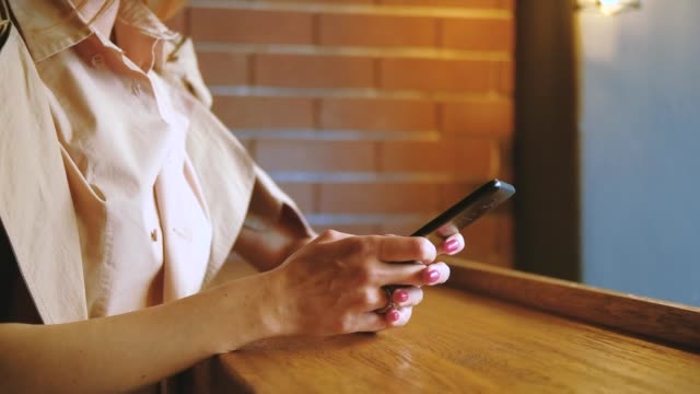 Beschleunigen-Sie-smsing-Frau-Eingabe-mobile-Geschäftsnachricht