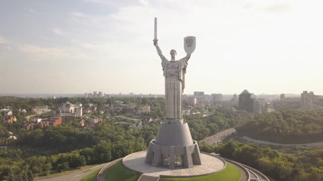 Kiew,-Ukraine-:-ein-Denkmal-für-das-Mutterland-in-Kiew.Historische-Sehenswürdigkeiten-der-Ukraine.-Release-Drone-View-4K-Abfahrt-vom-Denkmal-der-Muttermutter-in-Kiew,-Ukraine,-die