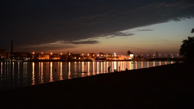 Terraplén-del-Dnieper-Podil-Kiev-Ucrania-ucraniana-viaje-luces-nocturnas-de-la-ciudad