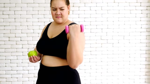 große-bauen-junge-Frau-in-Sportbekleidung-Trainieren,-um-Gewicht-zu-Hause-zu-verlieren