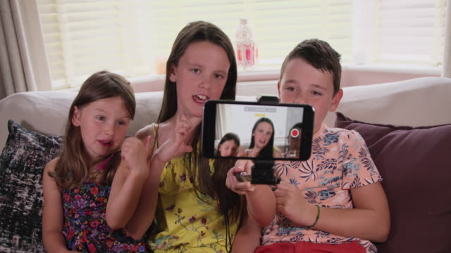 Niños-pequeños-graban-un-video-para-redes-sociales