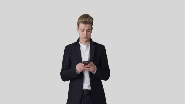 Geschäftsmann-SMS-auf-Handy-über-weißen-Hintergrund