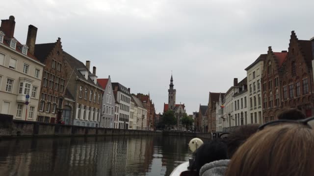 Brügge,-Belgien---Mai-2019:-Blick-auf-den-Wasserkanal-im-Stadtzentrum.-Touristischer-Spaziergang-auf-den-Wasserkanälen-der-Stadt.-Blick-von-einem-Touristenboot.