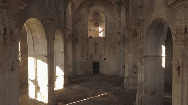 Vista-interior-de-la-Iglesia-abandonada-y-dañada