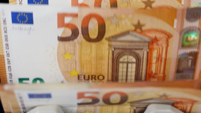 Banknoten-in-Euro-bewegen-sich-innerhalb-eines-Zählgeräts