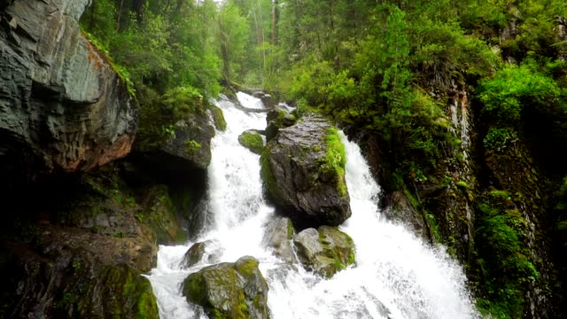 großer-Wasserfall-zwischen-den-Bergen