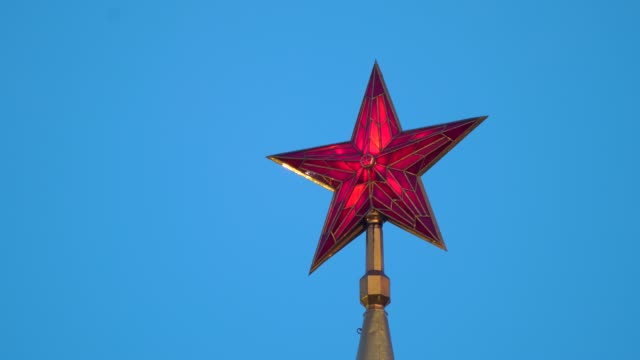 Red-Star-of-the-Spasskaya-Tower-of-Kremlin-in-Moscow,-Russia-in-4k