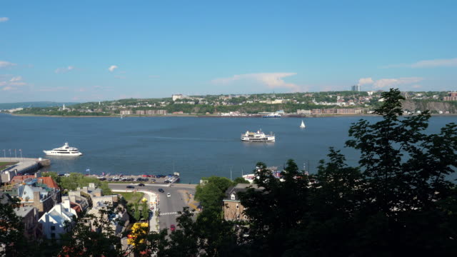 Panorama-del-horizonte-de-la-ciudad-de-Quebec-sobre-el-río-con-cielo-azul