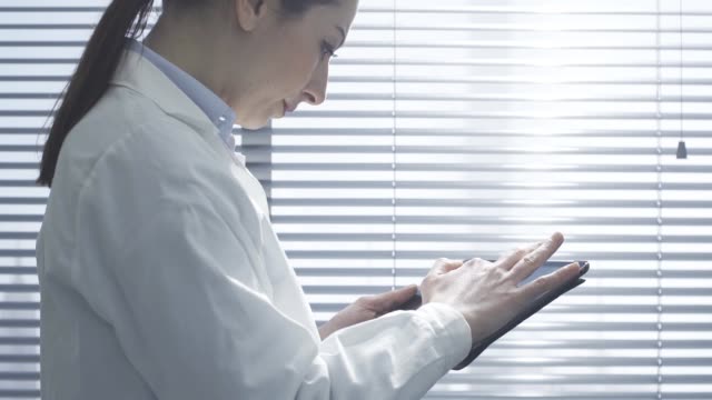 Professionelle-Ärztin-mit-einem-digitalen-Tablet