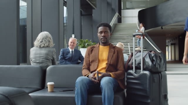 Retrato-del-hombre-africano-en-el-aeropuerto