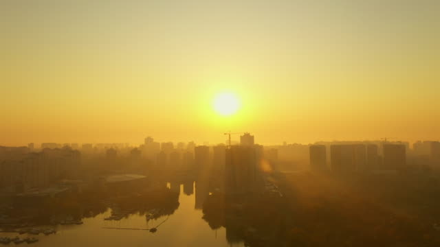 4k-Luftdrohne-schoss-Sonnenaufgang-über-der-Metropole-Schönes-Stadtbild-am-frühen-Morgen