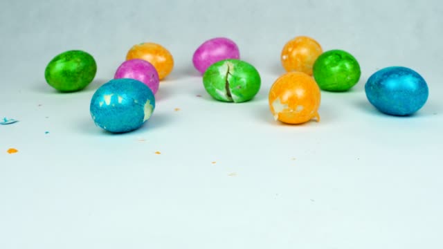 Zerbrochene-dekorierte-Eier-während-des-christlichen-Festes-Pascha-oder-Auferstehung-Sonntag-nach-traditionellen-Osterspiel-Ei-Glaswettbewerb,-geknackte-Schale