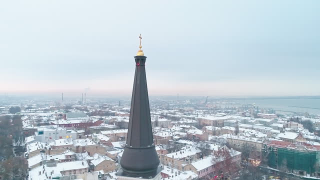 Filmische-Luftaufnahme-des-orthodoxen-Kreuzes-auf-Turm-der-Verklärung-Kathedrale-in-Odessa-am-Wintertag