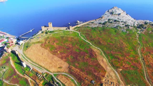 Vista-aérea-de-la-fortaleza-genovesa-en-Sudak,-Crimea