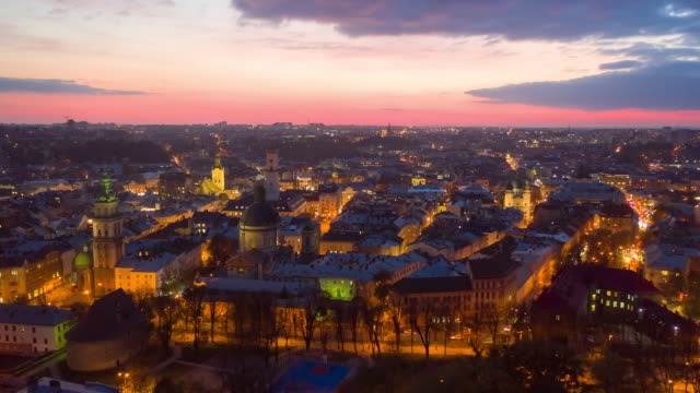 Flug-über-die-Dächer-bei-Sonnenuntergang.-alte-europäische-Stadt.-Ukraine-Lwiw