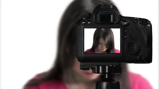 Verärgert-asiatische-Mädchen-weint-vor-der-Kamera,-Erstellen-von-Inhalten-für-soziale-Medien