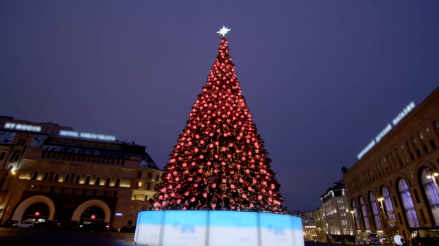 Gran-árbol-de-Año-Nuevo-brillando-con-luces-de-colores-en-la-calle
