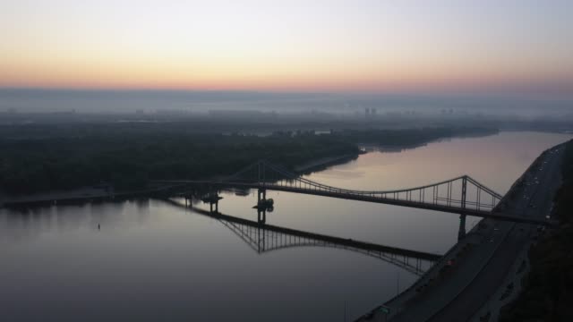 Día-sobre-el-río-Dnieper-en-Kiev.-Hermoso-amanecer-sobre-la-plaza-Postal-en-Kiev.-Vídeo-de-Kiev-en-el-río-Dnieper.-Rayo-solar.-Fotografía-aérea-de-principios-de-Kiev