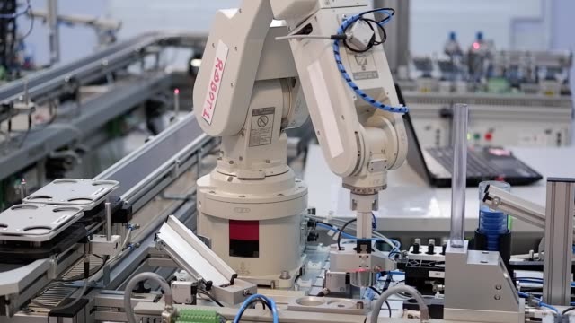 Concepto-de-fábrica-inteligente-de-la-industria-4.0;-robot-brazo-recoger-producto-de-coche-automatizado-y-lugar-a-la-estación-para-ser-montaje.