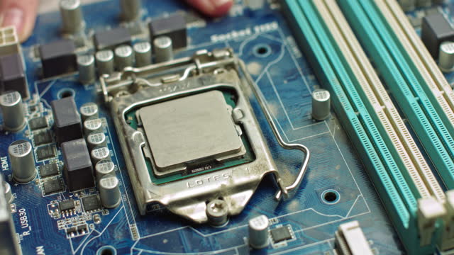 Der-Reparaturmann-reinigt-die-CPU-des-Laptops-vom-alten-Thermofett.-Elektronik--und-Computerkonzeptservice.-Reparatur-von-Computerplatinen