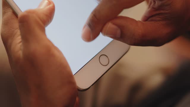 Mann-signiert-seinen-Namen-auf-einer-Smartphone-App
