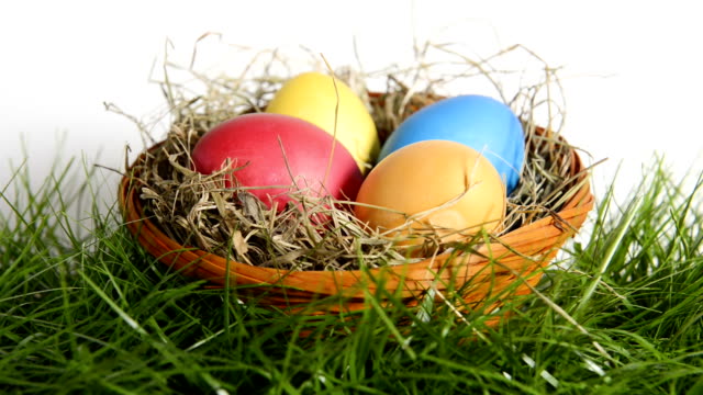 Huevos-de-Pascua-en-cesta