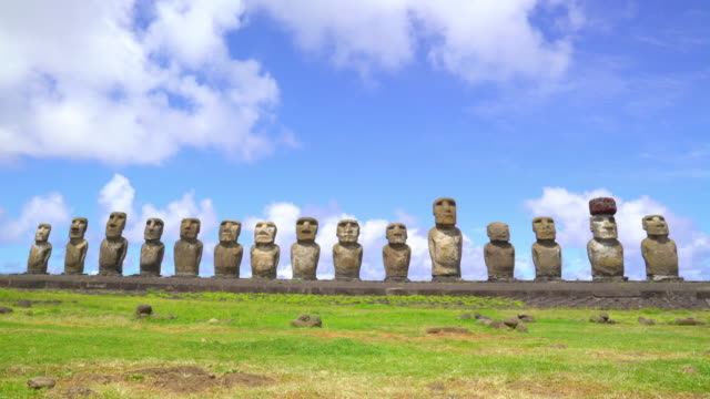 Estatuas-en-la-isla-oriental,-Chile