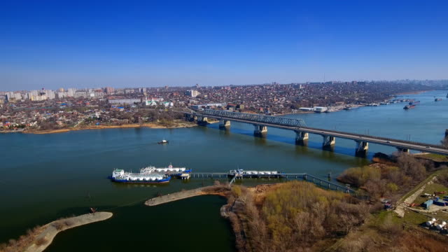 Landschaft-mit-Brücke-über-Fluss-Don-und-Öltanker.