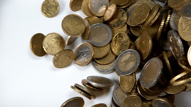 Euro-Münzen-fallen-vor-weißem-Hintergrund,-Slow-Motion-4K
