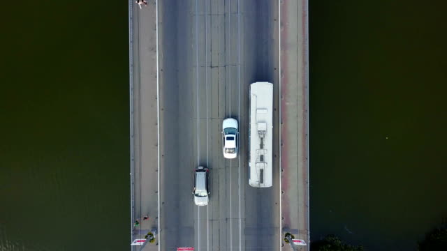 Puente-de-carretera-con-tráfico-de-automóvil