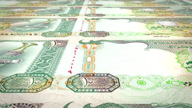 Billetes-de-diez-dirhams-árabes-rodando-en-la-pantalla,-dinero-en-efectivo,-lazo