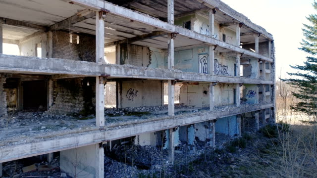 Montón-de-escritos-sobre-el-edificio-abandonado