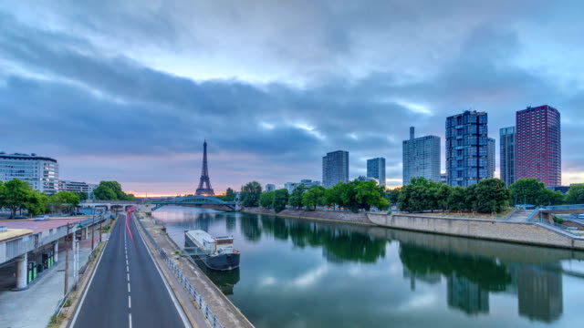 Timelapse-del-amanecer-de-Torre-Eiffel-con-barcos-en-el-río-Sena-en-París,-Francia