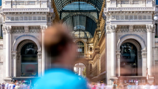 Eintritt-in-die-Galleria-Vittorio-Emanuele-II-Zeitraffer-auf-der-Piazza-del-Duomo-Cathedral-Square