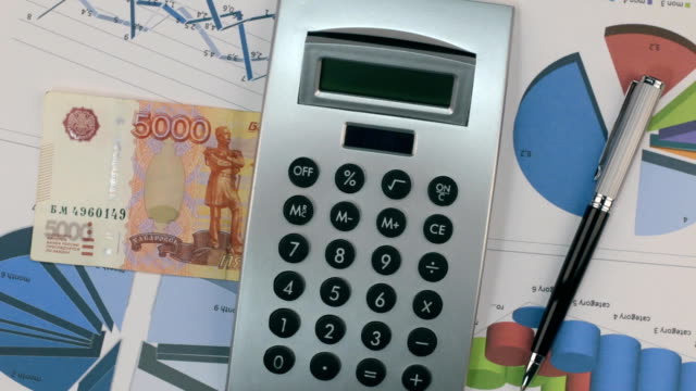 Rotation-der-Diagramme-mit-einem-Taschenrechner-und-Geldschein-fünf-Tausend-Rubel