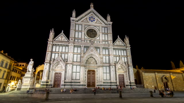 Touristen-auf-Piazza-di-Santa-Croce-bei-Nacht-Timelapse-Hyperlapse-mit-Basilica-di-Santa-Croce-Basilika-des-Heiligen-Kreuzes-in-Florenz-Zentrum