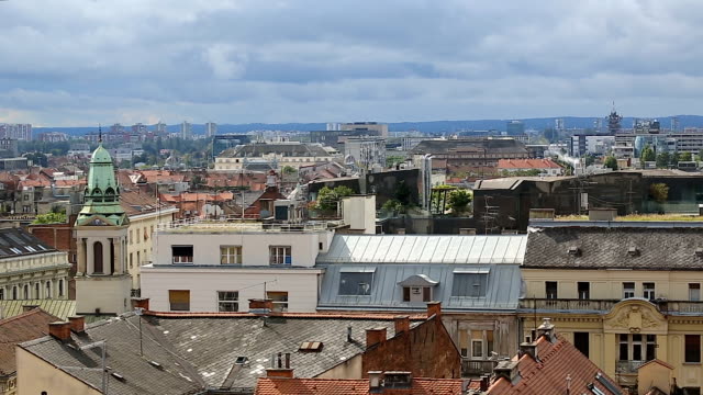 Panorama-von-erstaunlichen-historischen-Gebäude-von-Zagreb-von-oben,-sehen-Sie-auf-Dächern