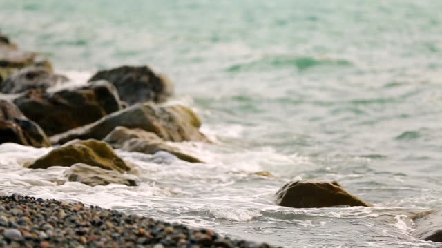 Wellen-Waschen-Kiesstrand,-wunderschöne-Küste-des-Schwarzen-Meeres,-entspannende-Reise-nach-Georgien