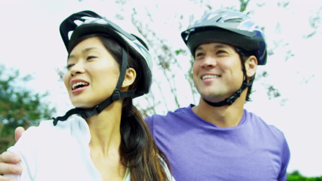Männliche-weibliche-asiatische-chinesische-paar-Ausübung-zusammen-Fahrräder