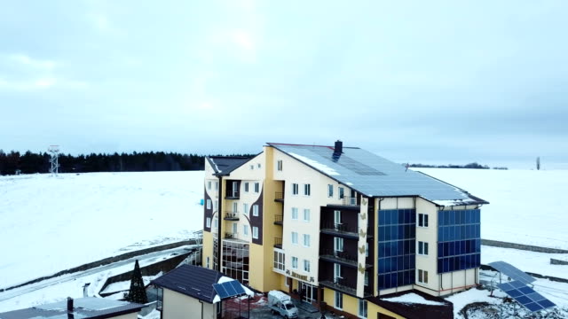 Hotelkomplex-mit-Sonnenkollektoren-auf-dem-Schnee-in-den-Bergen.