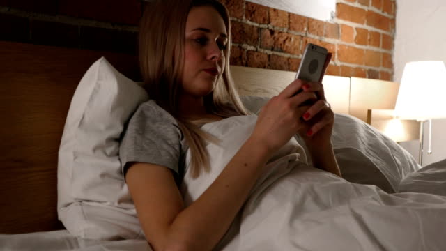 Frau-im-Bett-Surfen,-Scrollen-auf-Smartphone-in-der-Nacht