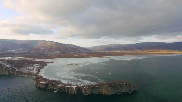 Luftbildaufnahmen-aus-der-Luft.-Winter.-Baikalsee