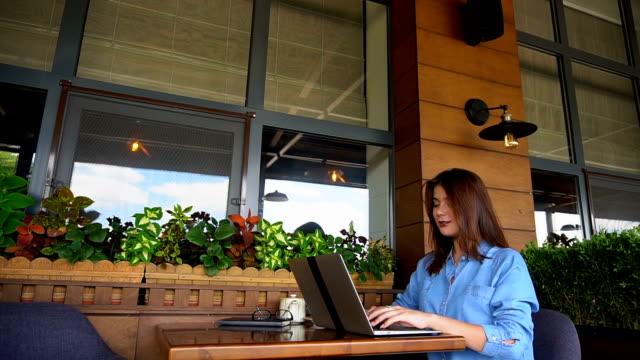 Student-im-Chat-per-Laptop-mit-Freunden-im-café