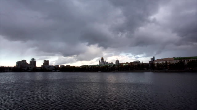 River-in-the-city.-Video.-Timelapse.-Cloudy-weather-in-the-city.-Gloomy-mood,-do-not-want-to-get-out-of-the-house