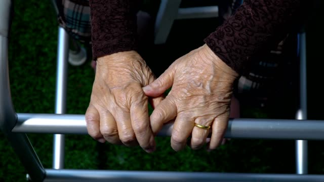 Mujer-Senior-con-el-uso-de-un-andador-en-su-casa