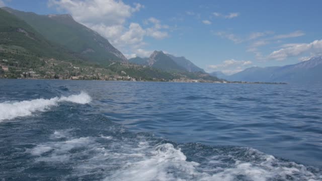 Paseo-en-bote-en-el-lago-de-Garda,-al-norte-de-Italia.-Aguas-cristalinas,-rodeado-de-montañas.