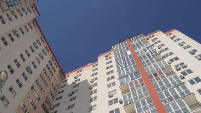 modernes-Gebäude-Wohnungen---Wohnungen---Balkon---Windows---blauen-Himmel.
